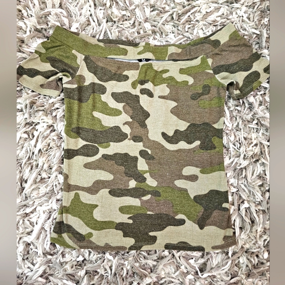 GUESS camouflage top S